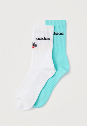 To par sokker: et par hvide med sort "adidas"-logo og multicolor grafik, det andet par i teal med sort "adidas"-logo, begge med ribstruktur.