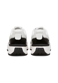 Scarpe sportive con un design bianco e nero. Realizzate in pelle liscia e mesh, presentano una suola bianca spessa e dettagli neri testurizzati.