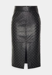 Jupe crayon en similicuir noir avec des détails en clous argentés et une fente à l'avant, dotée d'une large ceinture et d'une fermeture éclair au dos.