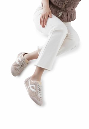 Zapatillas de malla rosa claro con detalles en ante, cordones blancos y un detalle de logo; sobre un fondo blanco con pantalones blancos recortados.