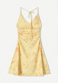 Robe d'été jaune à fleurs avec un décolleté en V et des bretelles ajustables. Présente une taille froncée et une jupe évasée, ornée de fleurs pastel et d'une texture douce.