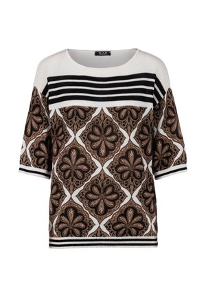 Witte gebreide top met zwarte horizontale strepen op de bovenborst, bruin-zwart bloemenmotief in ruitpatroon op lichaam en mouwen, en zwart-witte gestreepte manchetten.