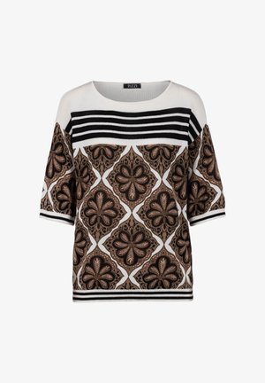 Witte gebreide top met zwarte horizontale strepen op de bovenborst, bruin-zwart bloemenmotief in ruitpatroon op lichaam en mouwen, en zwart-witte gestreepte manchetten.