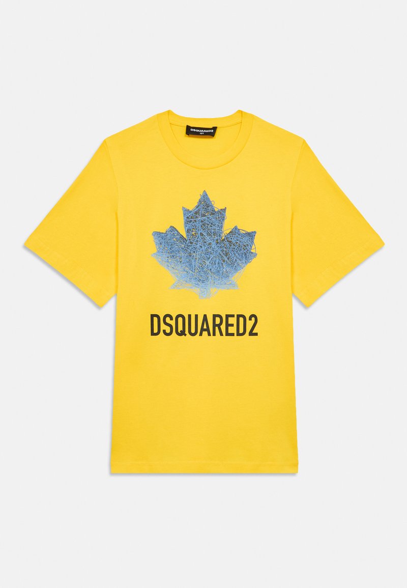 Camiseta de algodón amarilla con un gráfico azul de una hoja de arce estilizada y texto negro "DSQUARED2" en la parte inferior. Manga corta, cuello redondo.