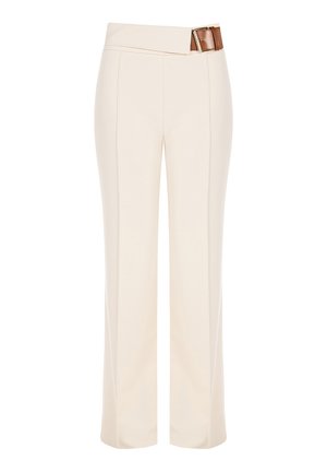 Crème brede broek van gladde stof. Heeft een hoge taille met een opvallende bruine riem en twee zijzakken.