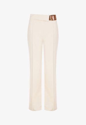 Crème brede broek van gladde stof. Heeft een hoge taille met een opvallende bruine riem en twee zijzakken.