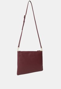 Borsa a tracolla in pelle bordeaux con tracolla regolabile e hardware in tonalità oro, forma rettangolare e chiusura con zip superiore.