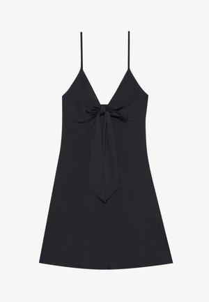Sort ærmeløs kjole med dyb V-udskæring og en frontknude-detalje. Enkel, glat stof med flared bund og tynde skulderstropper.