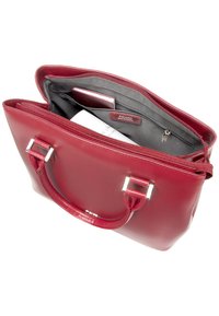 Rode leren handtas met twee handvatten, een gladde textuur en hardware in zilverkleur. Ritssluiting onthult een grijze binnenkant met vakken.