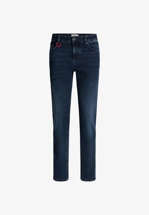 Jeans in denim blu scuro con design a gamba dritta, tasche anteriori e un accento metallico rosso sul passante della cintura. Adatti per un abbigliamento casual.