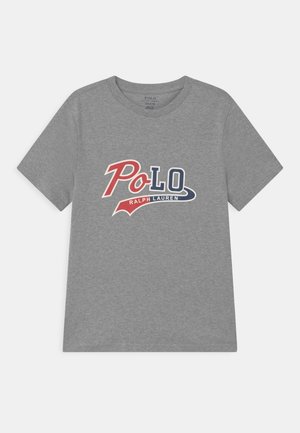 Grå T-shirt med korte ærmer med rød og blå "Polo Ralph Lauren"-logo trykt på brystet.