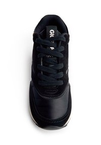 Sneaker nera con una combinazione di pelle scamosciata e materiali sintetici, punta tondeggiante, lacci piatti e suola testurizzata.