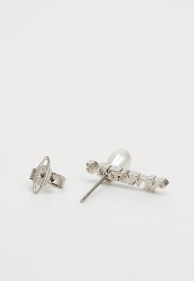 Boucles d'oreilles en métal argenté avec un design en barre horizontale portant le mot "Amour", avec une petite perle en goutte comme accent. Comprend une fermeture à clou et à clip.
