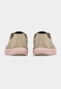 Ζευγάρι παπουτσιών για τρέξιμο Altra σε μπεζ και ροζ χρώμα, εμφανιζόμενα από πίσω πάνω σε λευκό φόντο.