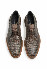 Zapatos de cuero marrón texturizado con un patrón de cocodrilo, puntera redonda, diseño con cordones y una suela de contraste en marrón claro.
