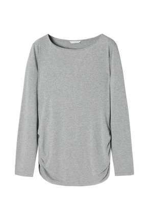 Langärmliges graues T-Shirt mit einer weichen, glatten Textur, weitem Ausschnitt und Raffungen an der Seite für eine lässige Passform.