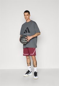 adidas Performance TEE - Camiseta estampada - dark grey heather