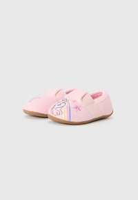 Zapatillas de felpa rosa con diseño de unicornio, adornadas con estrellas bordadas y un arcoíris, que incluyen correas elásticas para un ajuste seguro y suelas de goma.