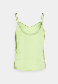 Camisola verde-claro feita de satin suave. Apresenta alças finas ajustáveis e um decote arredondado. A bainha é ligeiramente curvada.