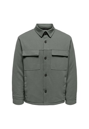 Olivegrüner Button-up-Jacke mit zwei aufgesetzten Brusttaschen und seitlichen Taschen, im klassischen Kragenstil und mit langen Ärmeln.