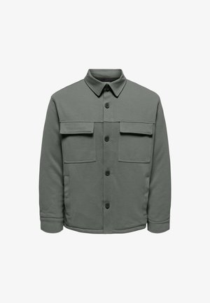 Olivegrüner Button-up-Jacke mit zwei aufgesetzten Brusttaschen und seitlichen Taschen, im klassischen Kragenstil und mit langen Ärmeln.