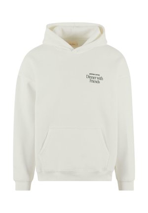 Valkoinen puuvillaneulehuppu, jossa on etutasku. Rinnassa musta tekstigrafiikka, jossa lukee "Illallinen ystävien kanssa" ja "TOINEN PUUVILLA".