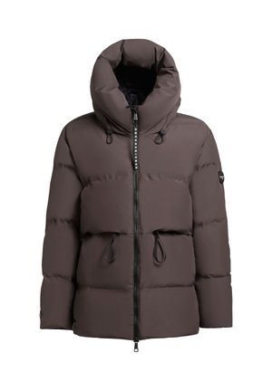 Brūns pūkains mētelis ar kapuci, ar priekšējo rāvējslēdzēju, auklu akcentiem un vieglu, quiltētu dizainu. Materiāls izskatās mīksts un gluds.