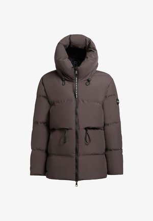 Brūns pūkains mētelis ar kapuci, ar priekšējo rāvējslēdzēju, auklu akcentiem un vieglu, quiltētu dizainu. Materiāls izskatās mīksts un gluds.