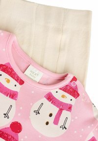 Lyserød baby bodysuit med snemandsdesign med hatter og tørklæder, parret med cremegule ribbede leggings, begge fremstillet af blødt stof.