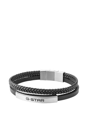 Sort læderarmbånd med flettede og flade remme, sølvspænde og en sølvplade med indgraveret G-STAR brandnavn.