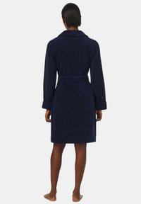 Granatowy szlafrok z frotte, z długimi rękawami, kołnierzem szalowym i wiązaniem w pasie; teksturowany materiał o miękkim wykończeniu.