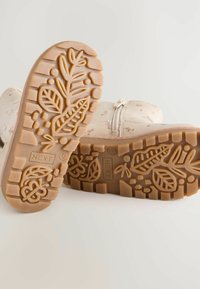 Next WIDE FIT- ZIP TASSEL  - Žieminiai batai - neutral floral