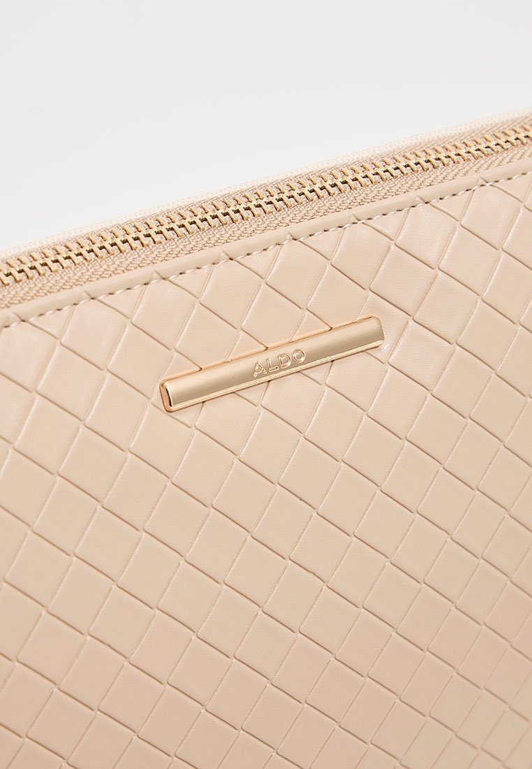 Beige Handtasche mit gewobener Textur, ausgestattet mit einem Reißverschluss und einem goldfarbenen Logo-Akzent. Hergestellt aus einem glatten und weichen synthetischen Material.