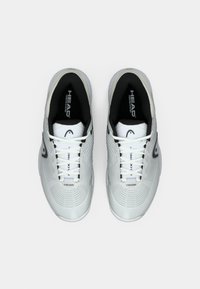 Valge ja hall paar spordijalatsitest musta sisekattega, valgete paeltega ning "HEAD" logo keelega ja külgedel, vaadatud pealtpoolt.