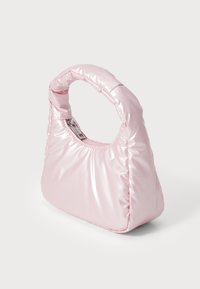 Sac à main rose et bouffant avec une poignée arrondie, texture brillante et fermeture éclair. Il présente un design doux et rembourré avec une base structurée.