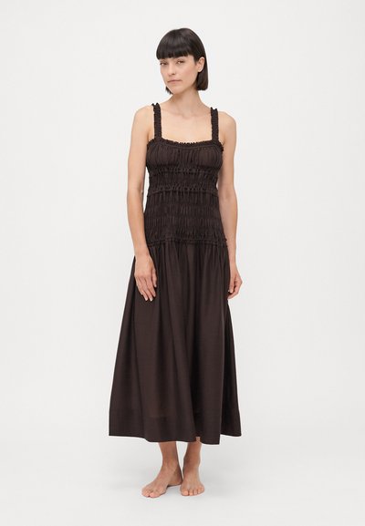 Braunes Maxikleid mit gerafftem Oberteil, breiten Trägern und einem fließenden Rock. Weicher Stoff, schlichtes Design und keine sichtbaren Muster oder Beschläge.