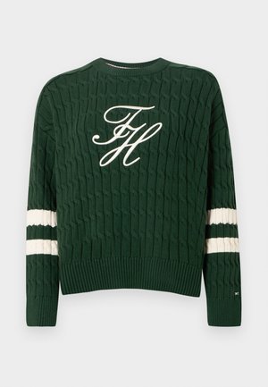 Zielony sweter z dzianiny z wzorem warkoczy, okrągłym dekoltem, białym haftowanym logo "FH" oraz dwoma białymi paskami na rękawach. Materiał o fakturze, ściągacze na mankietach.