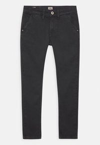 Černé džíny s úzkým střihem, vybavené knoflíkovým zapínáním, pěti kapsami a jemným prošíváním na stranách. Hladká textura.