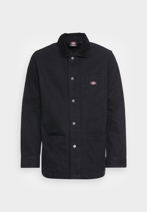 Chaqueta de trabajo de mezclilla negra con cuello, botones a presión, bolsillo en el pecho y dos bolsillos frontales. Textura suave con un diseño robusto.