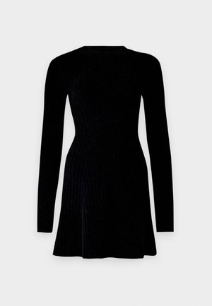 Rochie tricotată neagră cu mâneci lungi, textură côtelată, corset ajustat și tiv evazat. Guler rotund simplu, fără accesorii sau detalii vizibile.