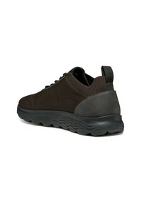 Sneaker marrone scuro con tomaia in maglia testurizzata, tallone grigio a contrasto, suola in gomma e chiusura con lacci. Include un linguetta sul retro.