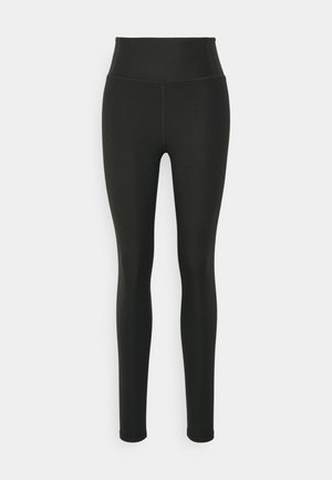 Leggings pretos com nervuras e um cós alto. O tecido tem uma textura suave e o design apresenta uma silhueta ajustada em toda a sua extensão.