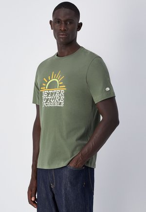 Camiseta de algodón verde oliva con cuello redondo, mangas cortas y un gráfico frontal que dice "UN FUTURO MEJOR ES POSIBLE" con un diseño de sol.