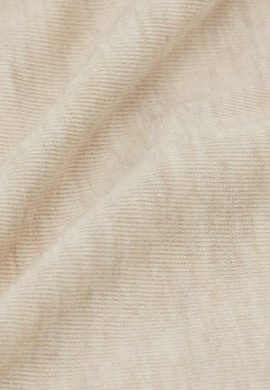 Jasno beżowa tkanina o miękkiej, fakturowanej powierzchni; charakteryzuje się drobnym prążkowanym wzorem, tworzącym subtelną głębię wizualną.