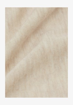 Jasno beżowa tkanina o miękkiej, fakturowanej powierzchni; charakteryzuje się drobnym prążkowanym wzorem, tworzącym subtelną głębię wizualną.