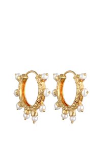 Auksinės tonacijos auskarai-žiedai su tekstūruotu paviršiumi, puošti mažomis baltomis perlų detalėmis aplink kraštus.