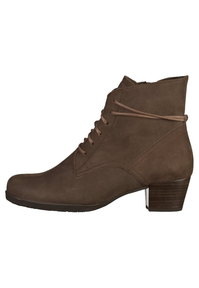 Stivaletti in suede marrone con punta rotonda, lacci frontali e tacco in legno basso. Presentano dettagli di cucitura e una texture liscia.