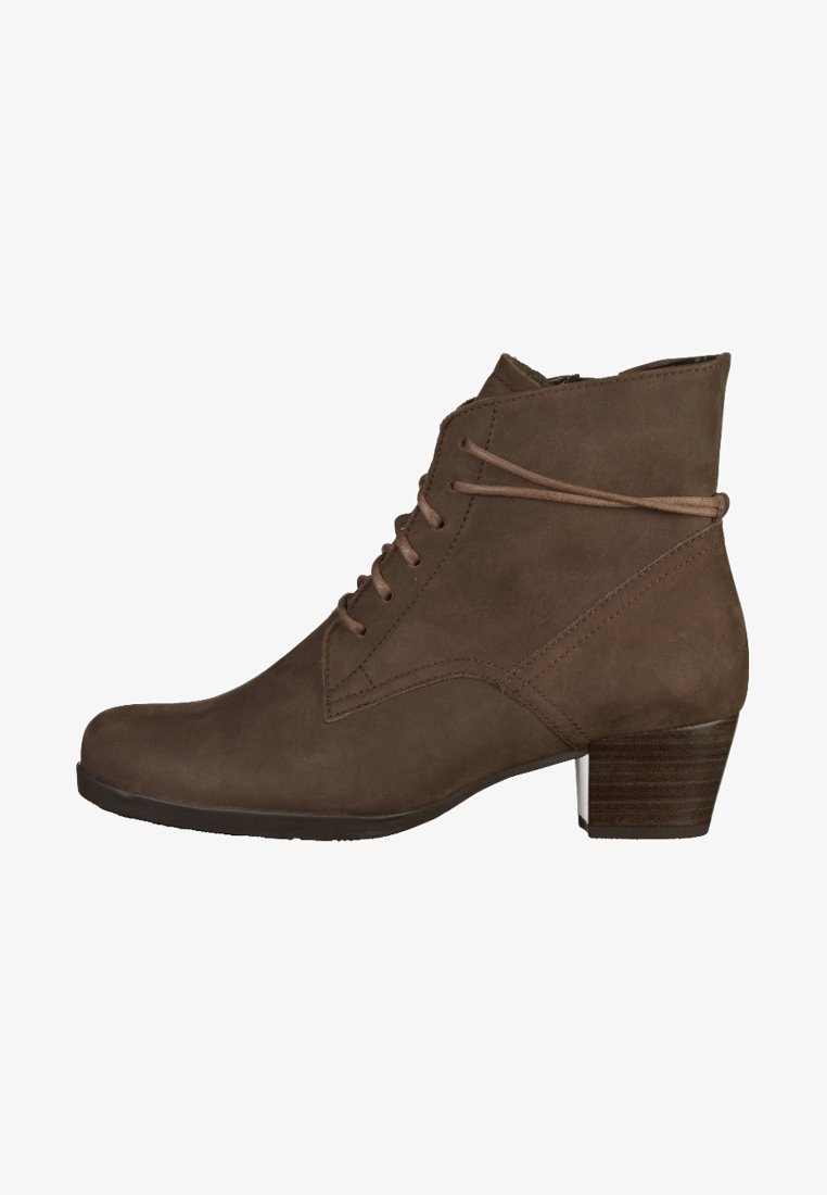 Stivaletti in suede marrone con punta rotonda, lacci frontali e tacco in legno basso. Presentano dettagli di cucitura e una texture liscia.
