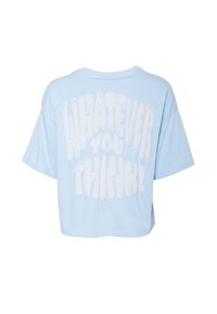Jasnoniebieska krótka koszulka bawełniana z oversize'owymi krótkimi rękawami i dużym białym napisem na plecach "COŁWIEK MYŚLISZ!"