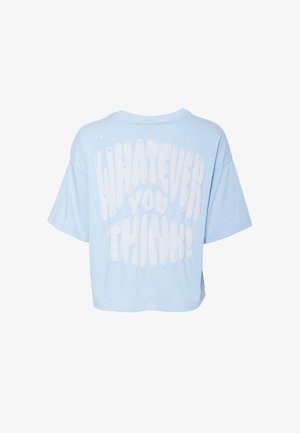 Lichtblauwe katoenen cropped t-shirt met oversized korte mouwen en een grote witte tekstprint op de achterkant met de tekst "WAT JIJ OOK DENKT!"